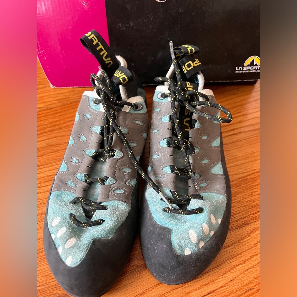 La Sportiva climbing shoes turquoise tarantula size 40 us lady 8.5 worn indoor